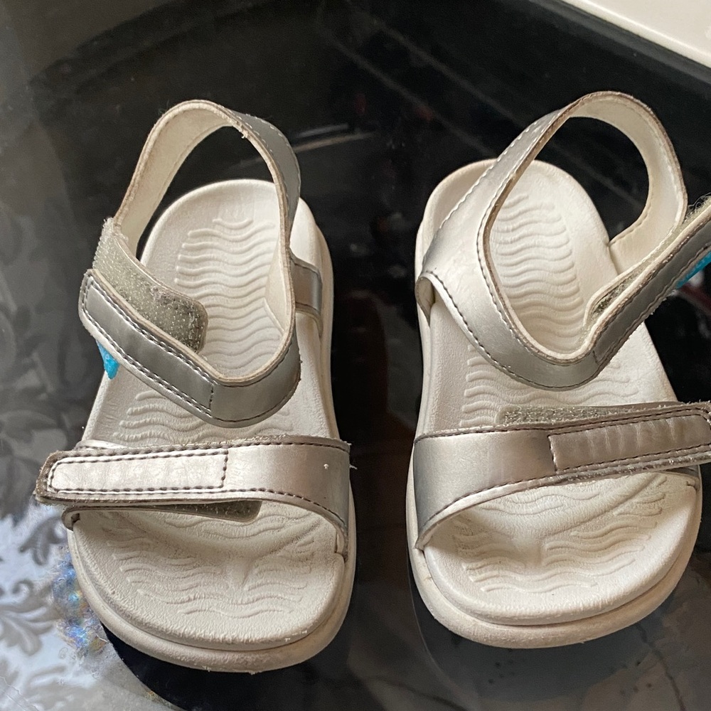 Preowned Native toddler Metallic Silver Velcro Sandals 7-8 Good